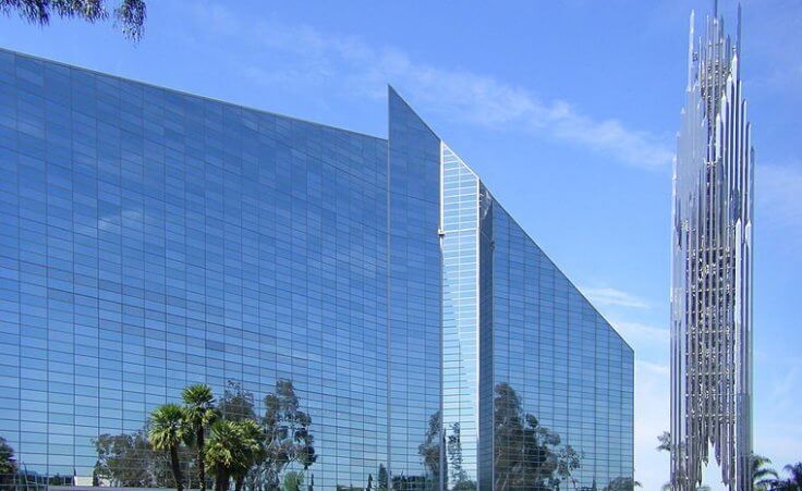 Crystal Cathedral in Garden Grove California. View from NE (Credit: Wattewyl via commons.wikimedia.org)