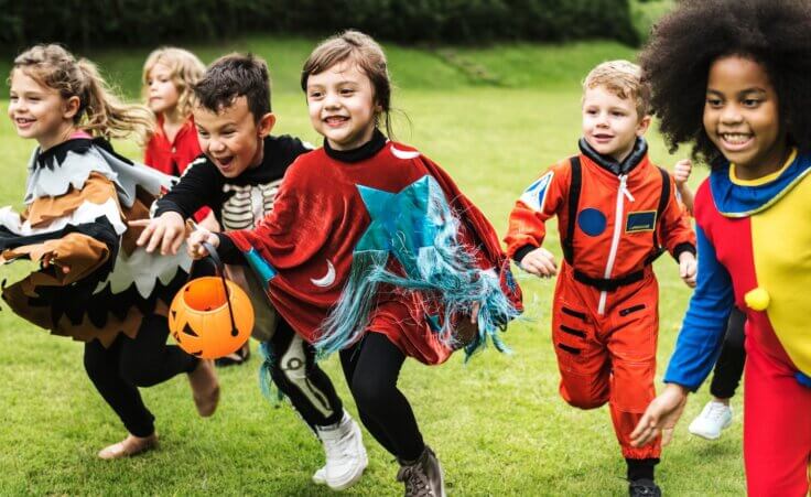 Little children trick or treating on Halloween in costumes. By Rawpixel/stock.adobe.com