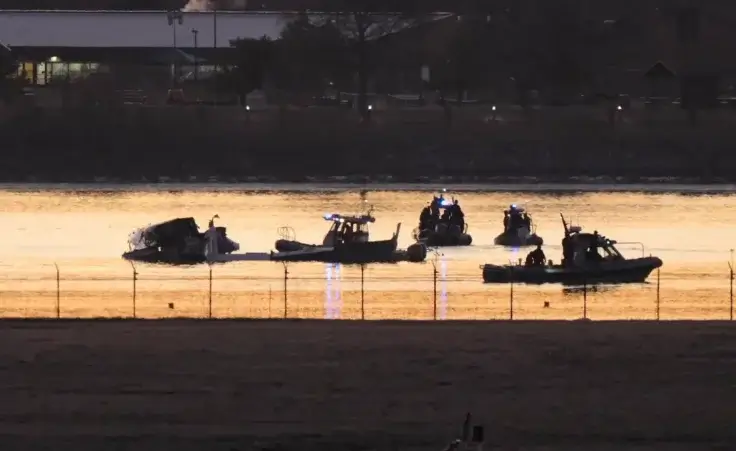 Search and rescue efforts are seen around a wreckage site in the Potomac River from Ronald Reagan Washington National Airport, early Thursday morning, Jan. 30, 2025, in Arlington, Va. (AP Photo/Mark Schiefelbein)