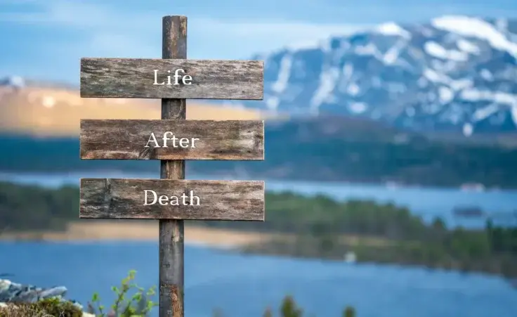 Life after death quote on wooden signpost outdoors in mountain scenery. By Jon Anders Wiken/stock.adobe.com