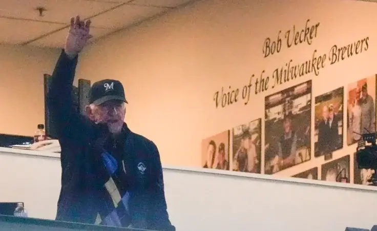 Milwaukee Brewers radio announcer Bob Uecker acknowledges the crowd before the second inning of a baseball game between the Milwaukee Brewers and the Minnesota Twins Tuesday, April 2, 2024, in Milwaukee. (AP Photo/Morry Gash)