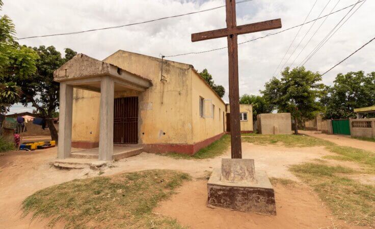 Small evangelical church building in Africa, adorned with a wooden cross. By ivanbruno/stock.adobe.com