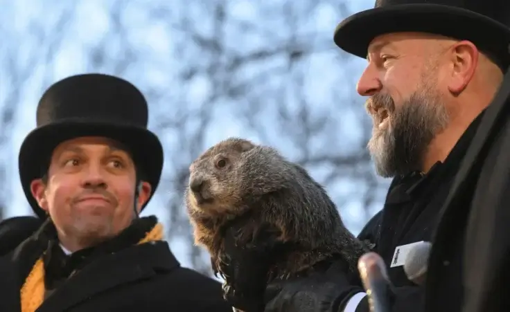 A.J. Dereume (right), Punxsutawney Phil groundhog caretaker, at Gobbler's Knob in Punxsutawney, Pennsylvania, on February 2, 2025. (AP foto/Barry Reeger)